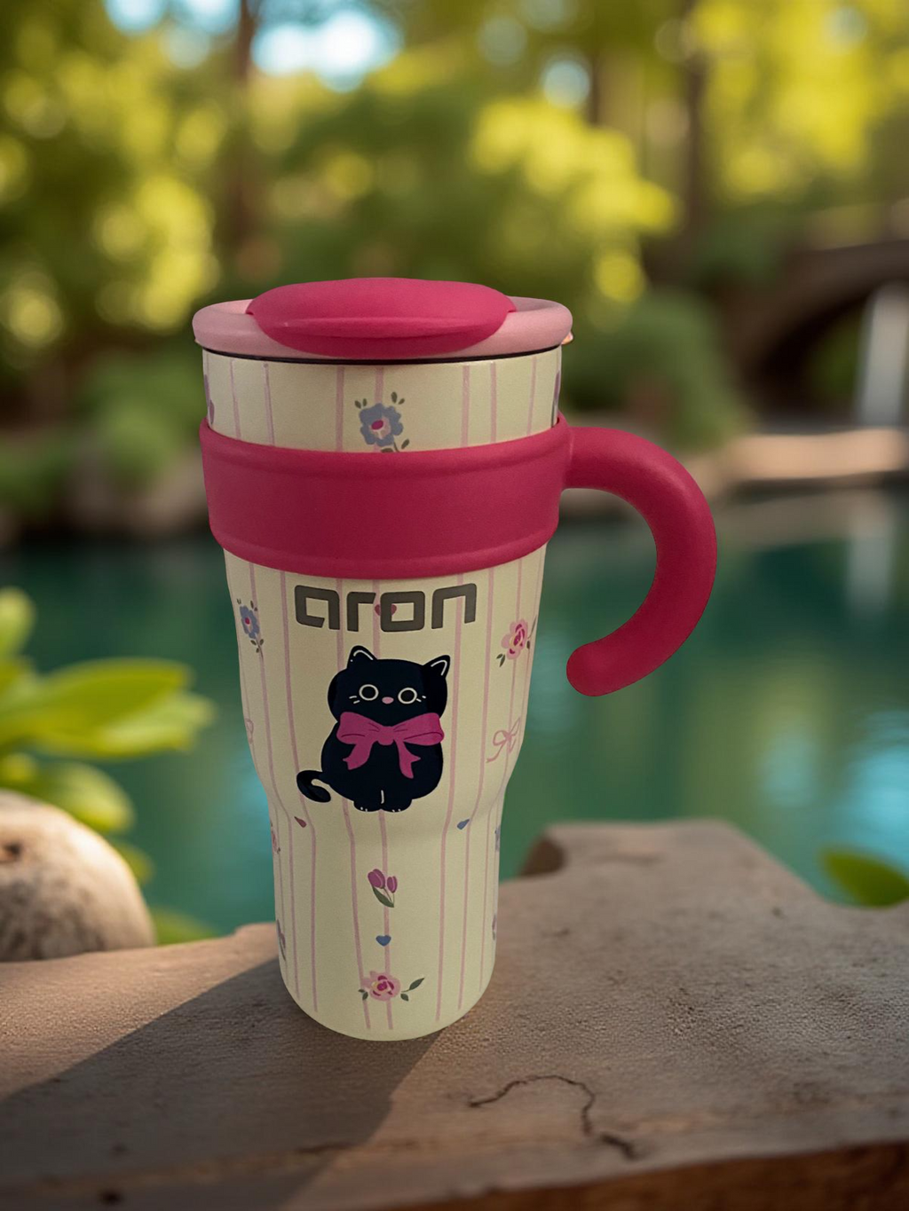 Aron 750ml Bullet-Shaped Stainless Steel Travel Mug with Handle and Lid, Double Wall Insulated Coffee Cup, 316 & 304 Stainless Steel Leak Resistant Tumbler, Cute Cartoon Cat Design Reusable Thermal Cup for Coffee Tea Water