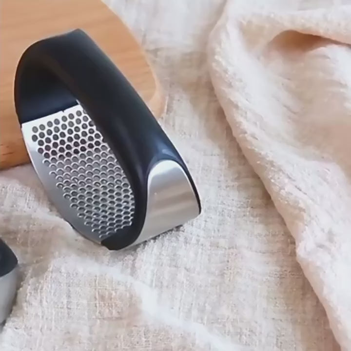 Stainless Steel Food Grade Garlic Press Crusher Manual Garlic Mincer Chopping Garlic Tools Curve Fruit Vegetable Cooking Kitchen Gadgets Tools for Mincing and Chopping Garlic Accessory